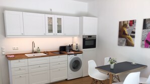 Kaffetrakter/tekoker, kjøleskap, mikrobølgeovn og ovn