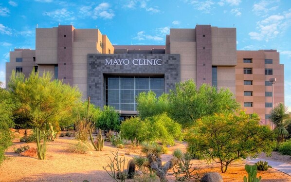 A clinic building with a sign reading "MAYO CLINIC" and surrounded by desert vegetation. - COZY NORTH PHX 2 BR CASITA, Trailer parking and near MAYO Clinic (Phoenix)