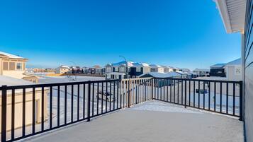 Comfort Townhome | Balcony view