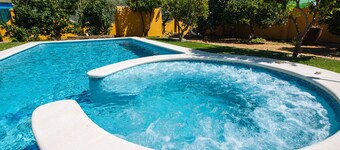 Villa Los Naranjos, oasis with jacuzzi 15 minutes from Seville