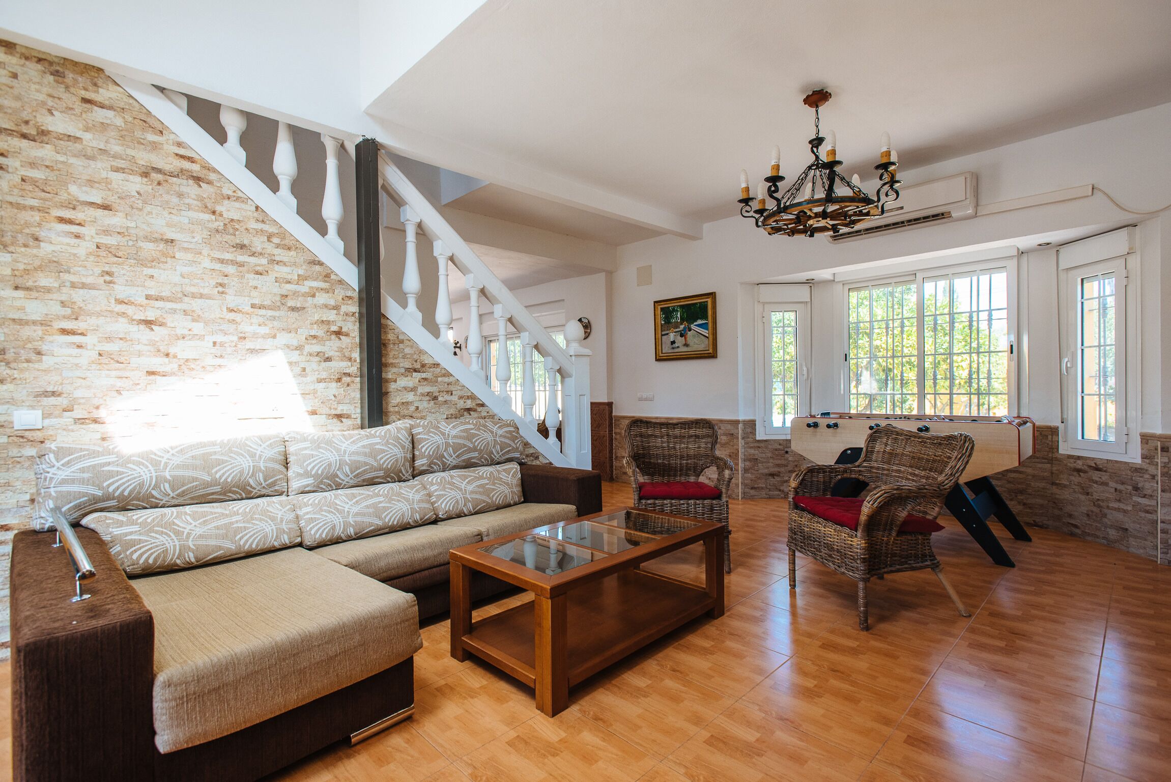 Una televisión, una chimenea, un futbolín, un reproductor estéreo