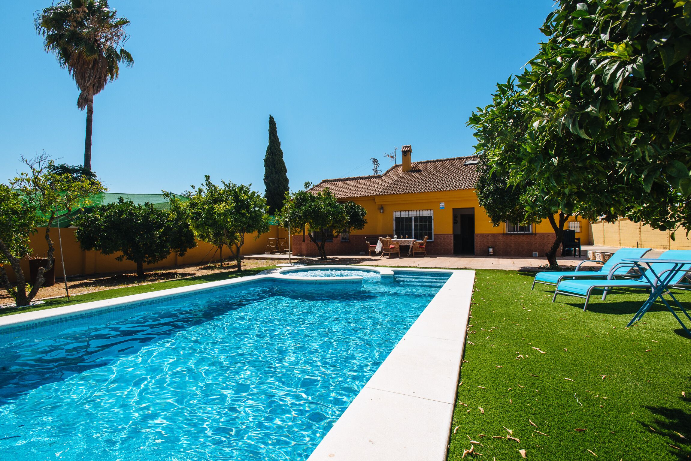 Una piscina al aire libre