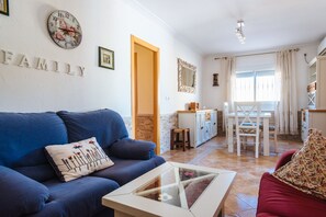 Fernseher, Kamin, Tischfußball, Stereoanlage