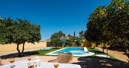 Villa Los Naranjos, oasis con jacuzzi a 15 minutos de Sevilla