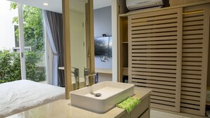 Une salle de bain moderne avec un grand lavabo, un miroir et un espace douche.