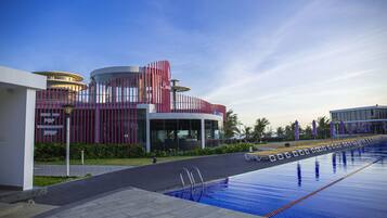 Kolam renang terbuka, payung kolam, kerusi lepak pantai