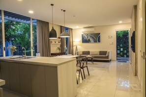 Réfrigérateur, micro-ondes, plaque de cuisson, bouilloire électrique