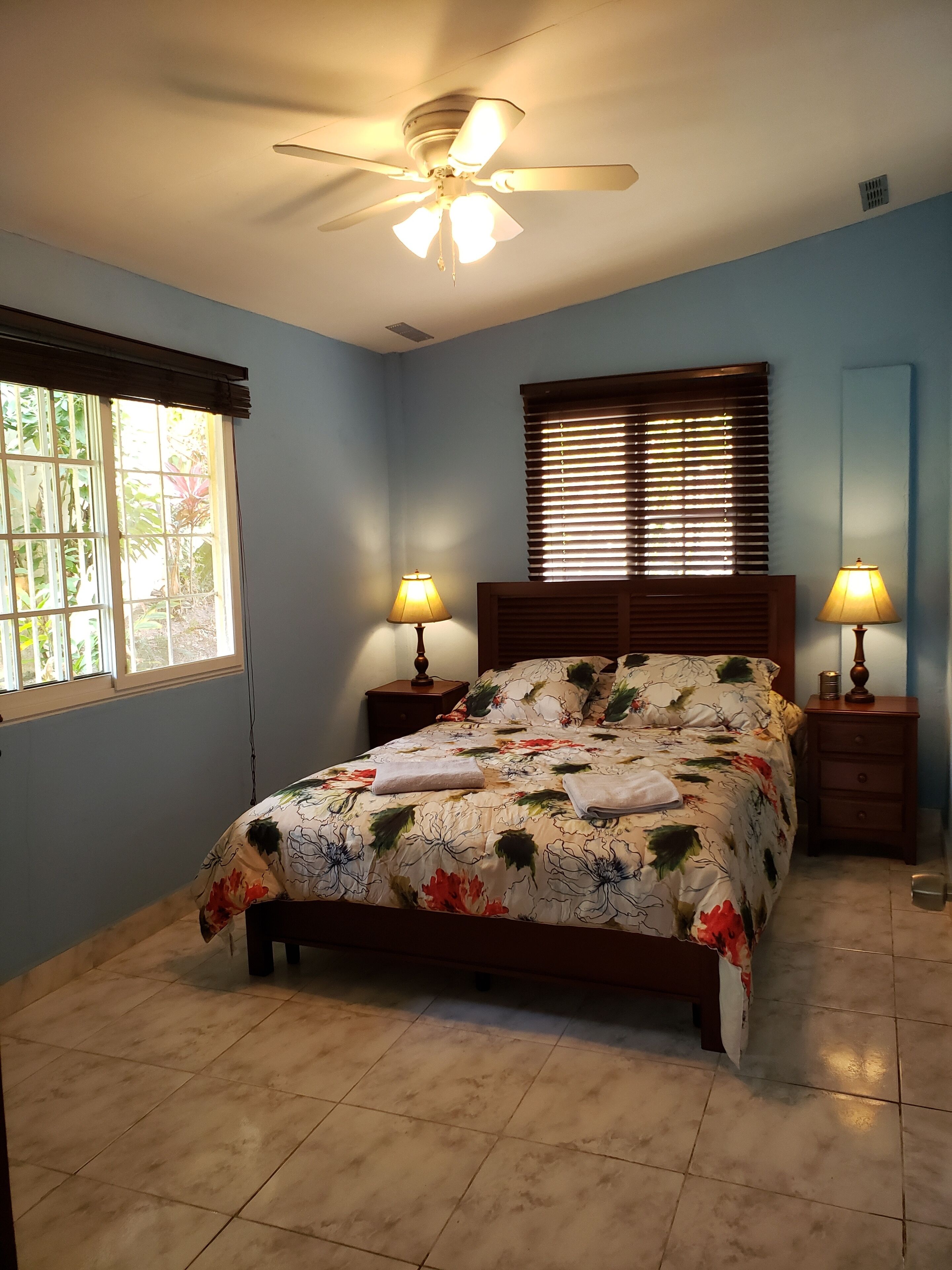 2 Schlafzimmer, Schreibtisch, Bügeleisen/Bügelbrett, kostenloses WLAN