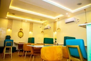 Breakfast, lunch, dinner served; local and international cuisine - Bedouin Hotel & Suites (Warri)