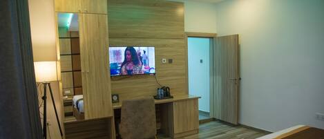 Premier Suite, 1 Bedroom, Executive Level | Premium bedding, down duvets, memory-foam beds, in-room safe