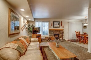 Smart-TV, Kamin, DVD-Player, Bücher