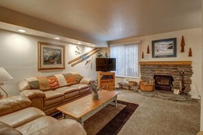 Smart-TV, Kamin, DVD-Player, Bücher