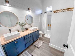 Bathtub, hair dryer, towels, soap - Modern Farmhouse With a Loft, Unbeatable Location (Branson)