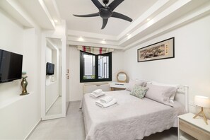 2 dormitorios, tabla de planchar con plancha, cuna de viaje