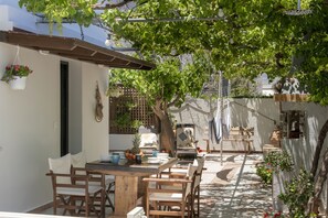 Outdoor dining - Two bedroom luxury condo with private patio with vineyard & BBQ near beach (Koutsouras, Ierapetra)