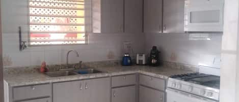 Micro-ondes, cafetière/bouilloire