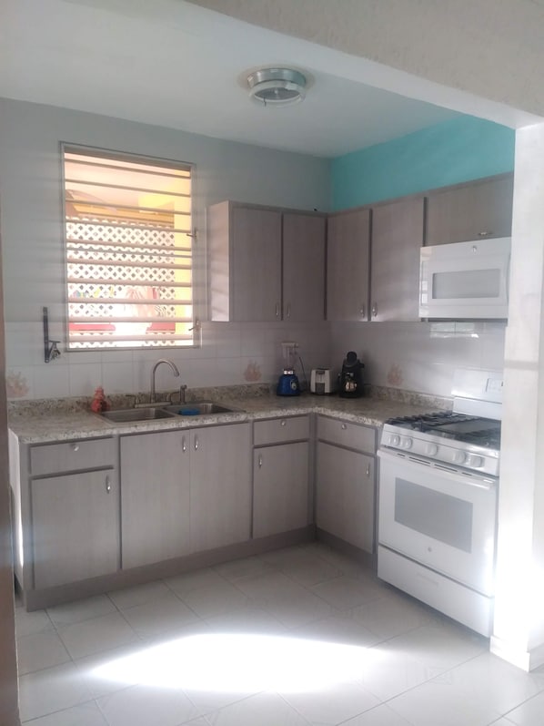 Microondas, cafetera y tetera y utensilios de cocina