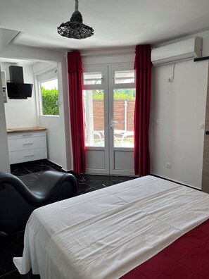 1 chambre, fer et planche à repasser, lit de bébé portatif