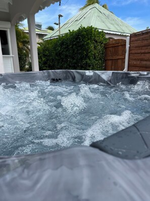 Tina de hidromasaje al aire libre