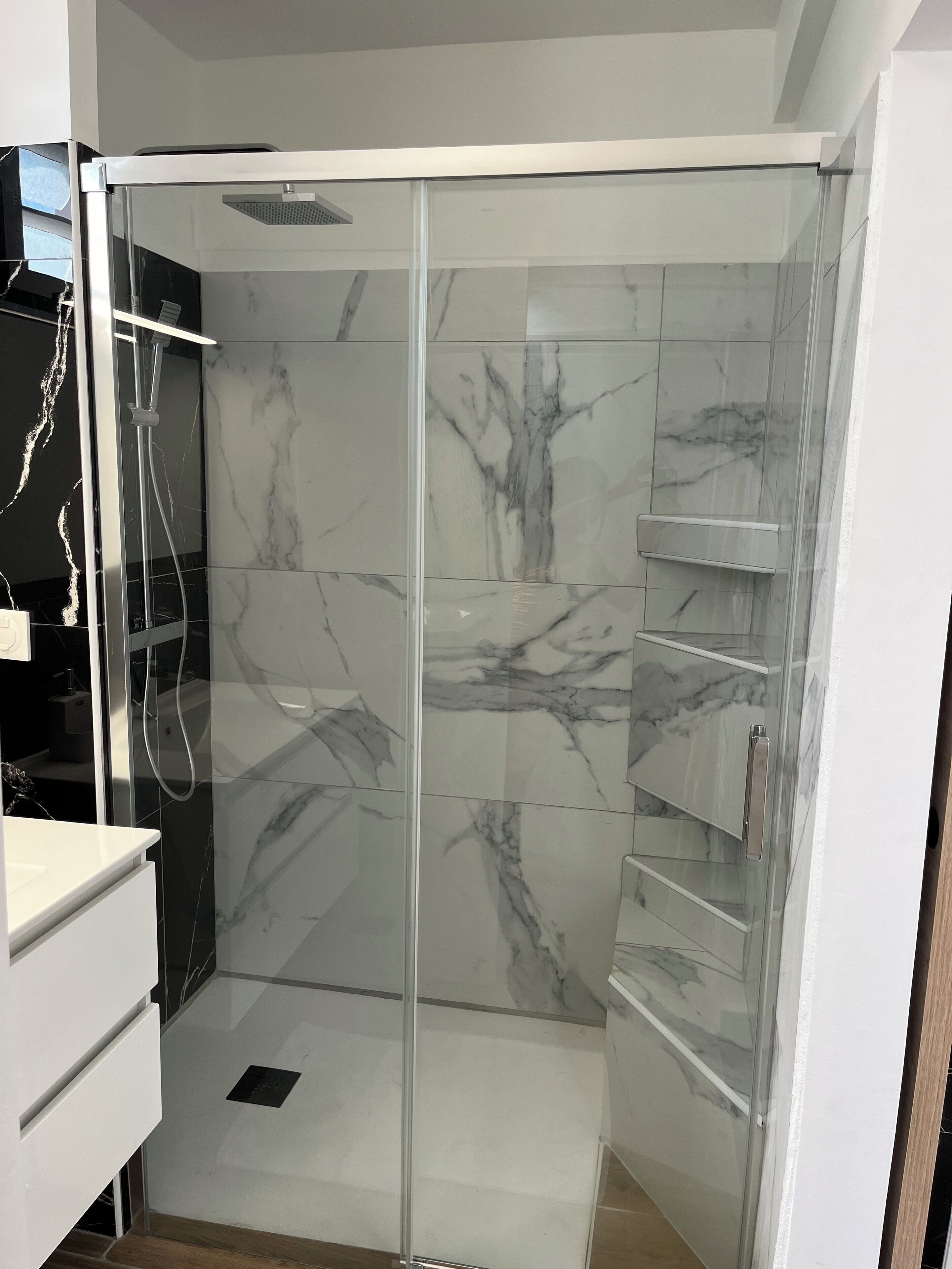 Regadera, secadora de cabello, toallas, jabón 