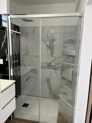 Regadera, secadora de cabello, toallas, jabón 