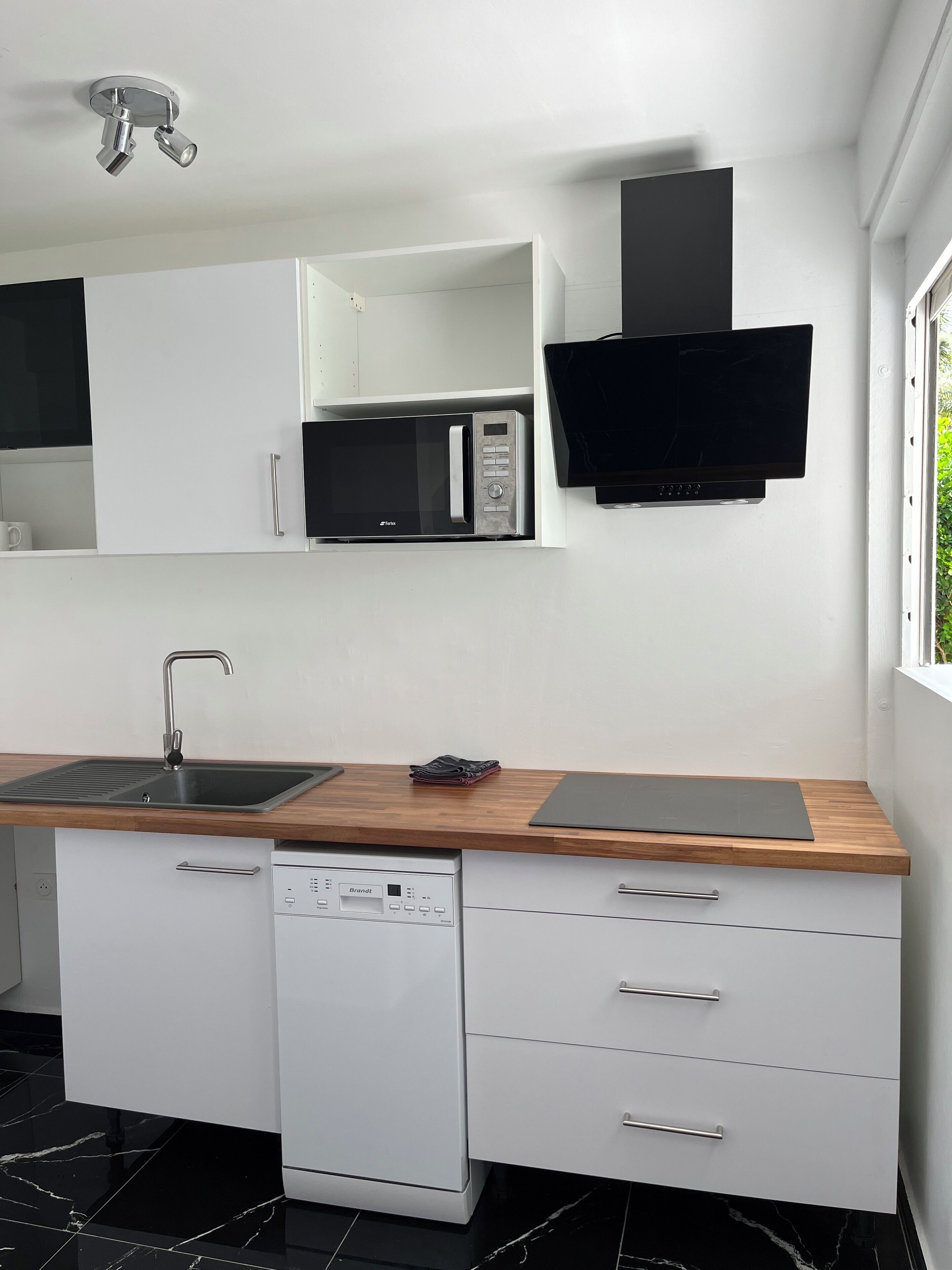 Réfrigérateur, micro-ondes, four, plaque de cuisson