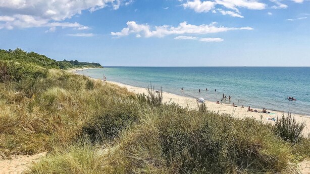 A beach with clear skies and calm waters. - Beautiful home in Rønne with WiFi (Rønne)