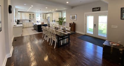 Downtown - Spacious Open Floor plan & Huge Kitchen Perfect for Family & Friend