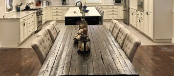 Downtown -  Spacious Open Floor plan & Huge Kitchen Perfect for Family & Friend 