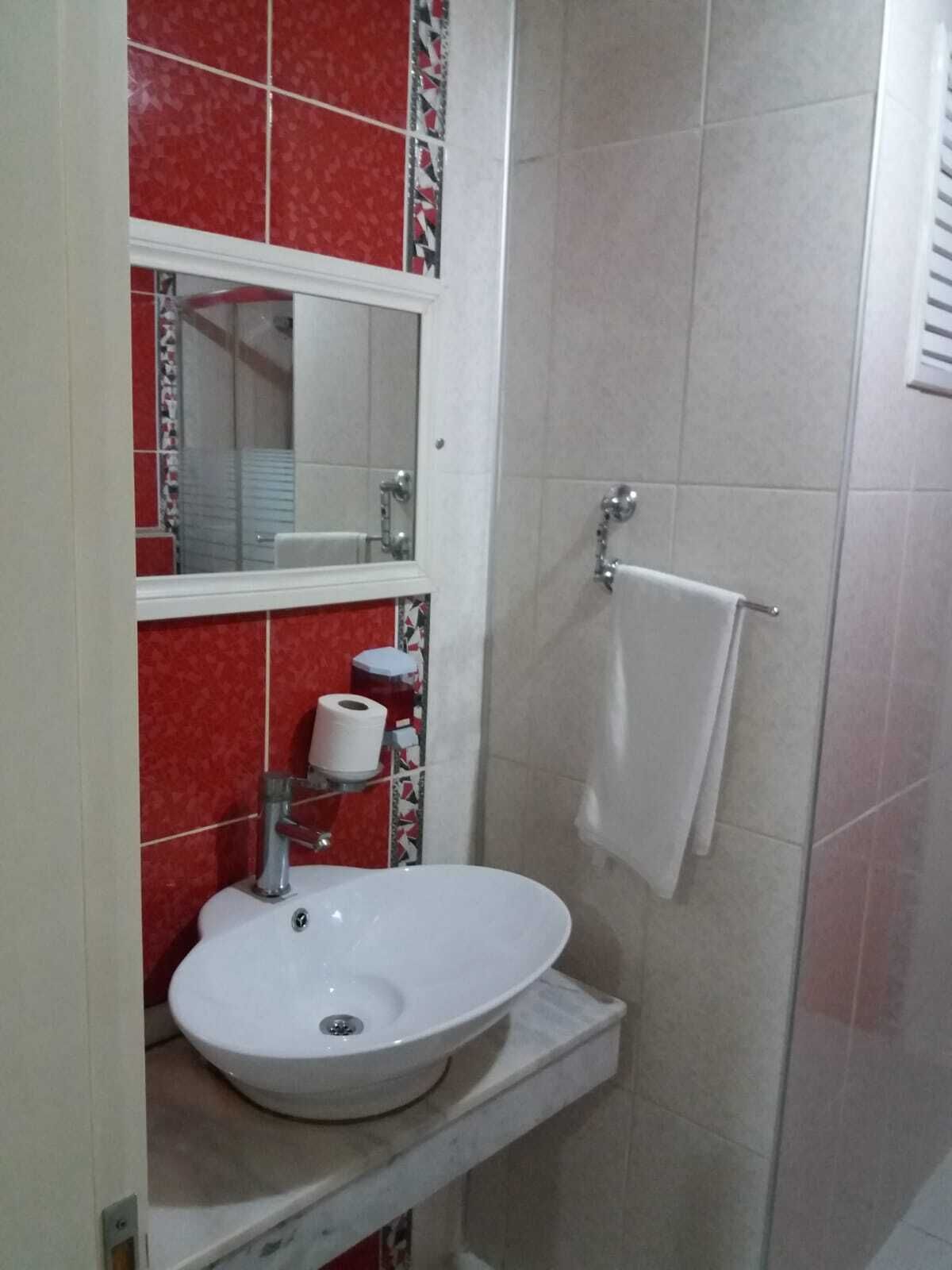 Basic Room | Bathroom | Shower