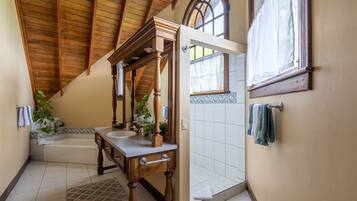 Badewanne, Haartrockner, Bidet, HandtĂŒcher