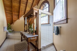 Baignoire, sèche-cheveux, bidet, serviettes fournies
