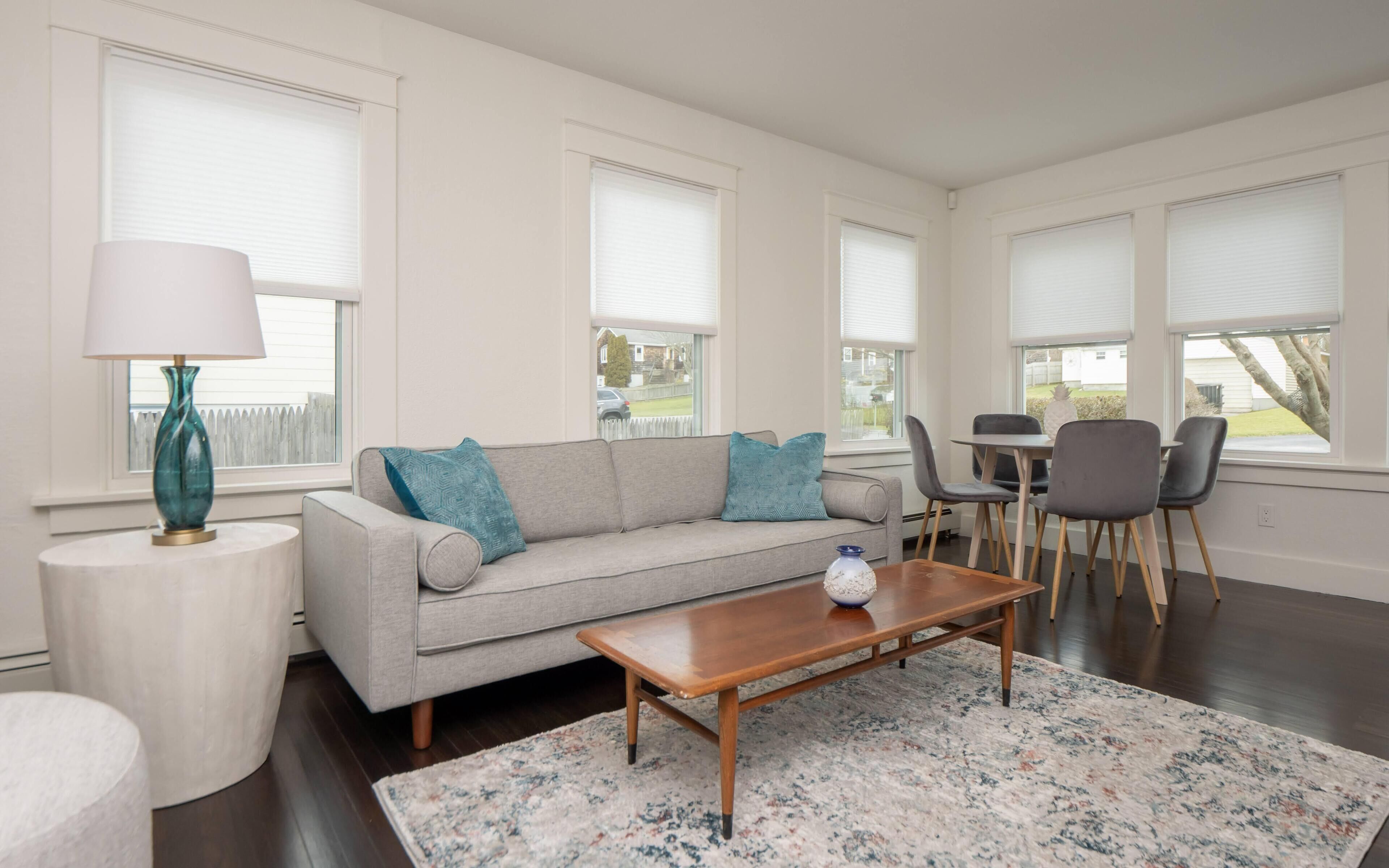 Walk to Cliff Walk/Beach! Renovated, Sunlit with new patio! St George's Pets OK!