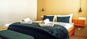 3 habitaciones, escritorio, tabla de planchar con plancha y wifi gratis