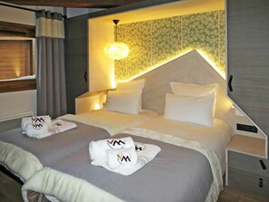 2 bedrooms, free WiFi - Beautiful apartment for 4 people with WIFI, hot tub, pool, TV and balcony (Val D'isère)