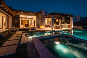 Una piscina al aire libre, una piscina climatizada