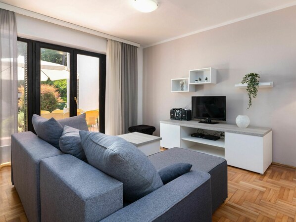 TV - Cosy apartment in villa for 7 people with A/C, WIFI, TV and terrace (Umag)