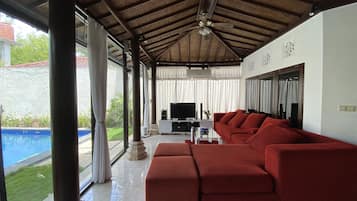 Una televisión, un reproductor de DVD, una biblioteca de música