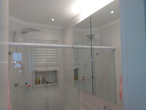 Haartrockner, Seife, Toilettenpapier