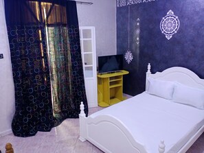 Tabla de planchar con plancha, cunas, wifi gratis y ropa de cama 