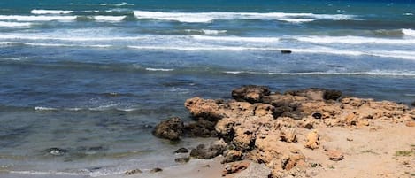 Una spiaggia nelle vicinanze