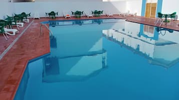 Sæsonbestemt udendørs pool, parasoller