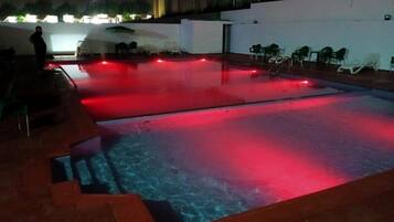 Piscina stagionale all'aperto, ombrelloni da piscina