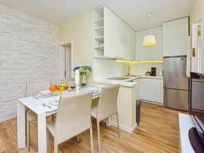 Microwave, oven, dishwasher, freezer - Lovely apartment in villa for 4 guests with pool, A/C, WIFI, TV and terrace (Umag)