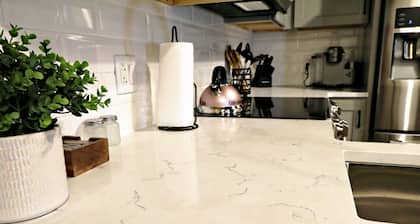 The 1865 Nash Experience - Speakeasy, Pool & Parking