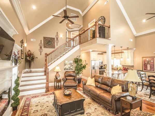 Télévision, cheminée, espaces bureaux