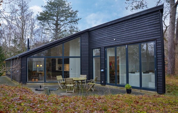 Outdoor dining - Amazing home in Græsted with kitchen (Græsted)