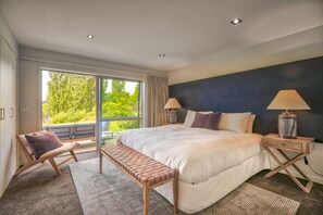5 bedrooms, desk, iron/ironing board, free WiFi