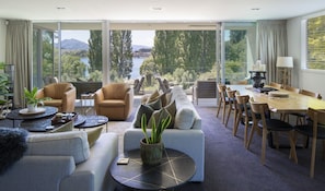 Smart TV, chimenea, mesa de ping pong, libros