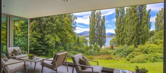 Waters Edge - Waterfront home with Spa Pool